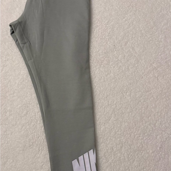 NWT Nike Women's High-Waisted Graphic Leggings, Size Large - Picture 5 of 6